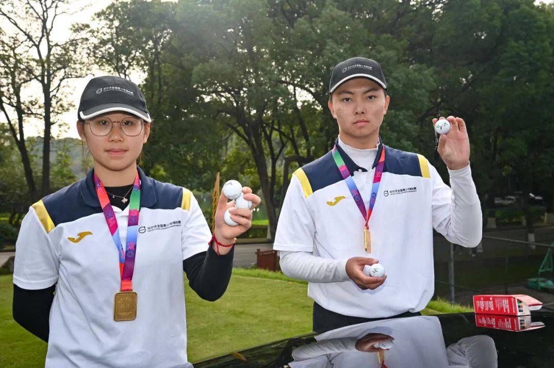 返回的大巴车上，全体女排队员合唱起《阳光总在风雨后》，;难免曾经跌倒和等候，要勇敢地抬头……励志的歌词每一句都是女排拼搏的注脚，这首歌也成为了中国女排队歌